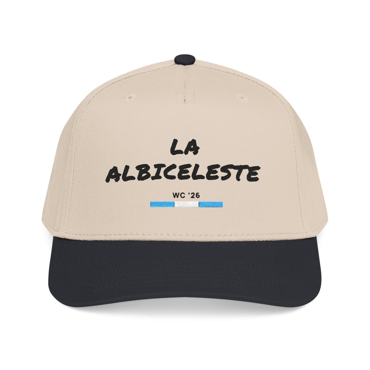 La Albiceleste WC '26 Country Hat, front view: LA ALBICELESTE embroidered on a natural crown with a black brim